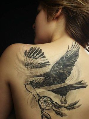  Tatouage attrape rêve emporté par un rapace